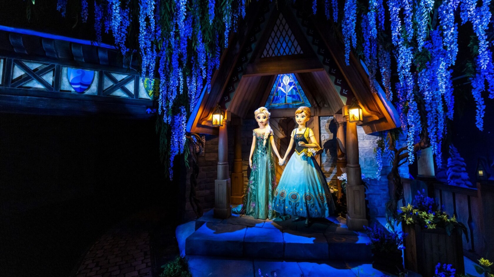 Anna and Elsa under a willow tree on the Frozen Ever After attraction