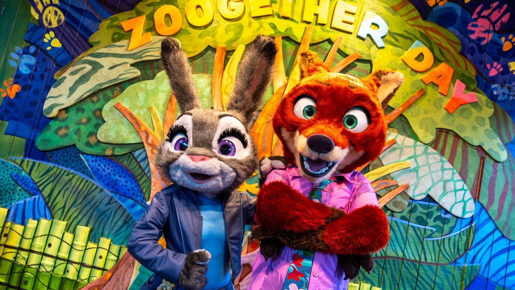 Judy Hopps y Nick Wilde de Zootopia posan en el Zoogether Day Gathering Spot en Disney's Animal Kingdom Theme Park
