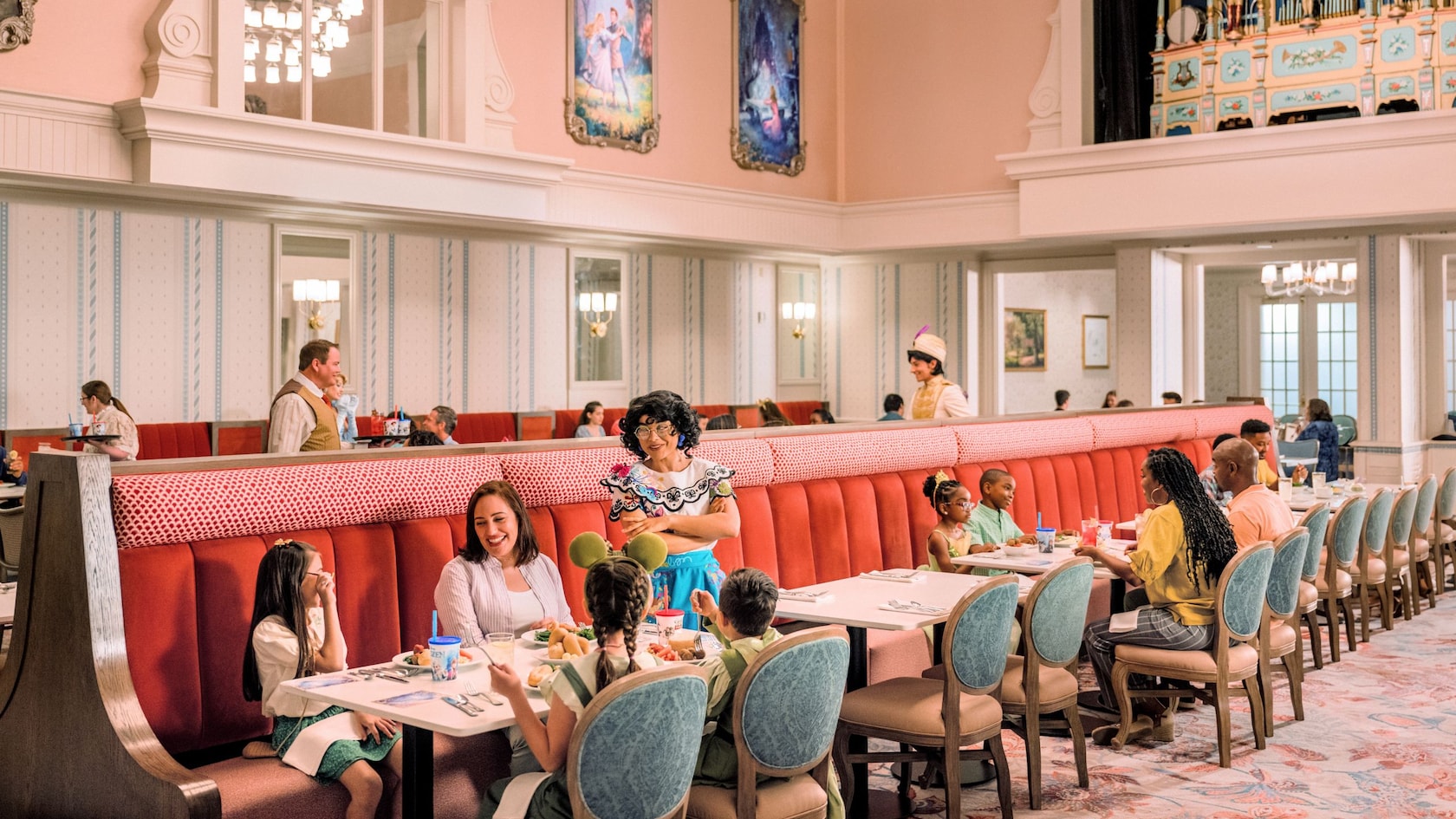 Celebra el poder mágico de un deseo junto a los queridos Personajes de Disney en 1900 Park Fare, en Disney's Grand Floridian Resort & Spa.