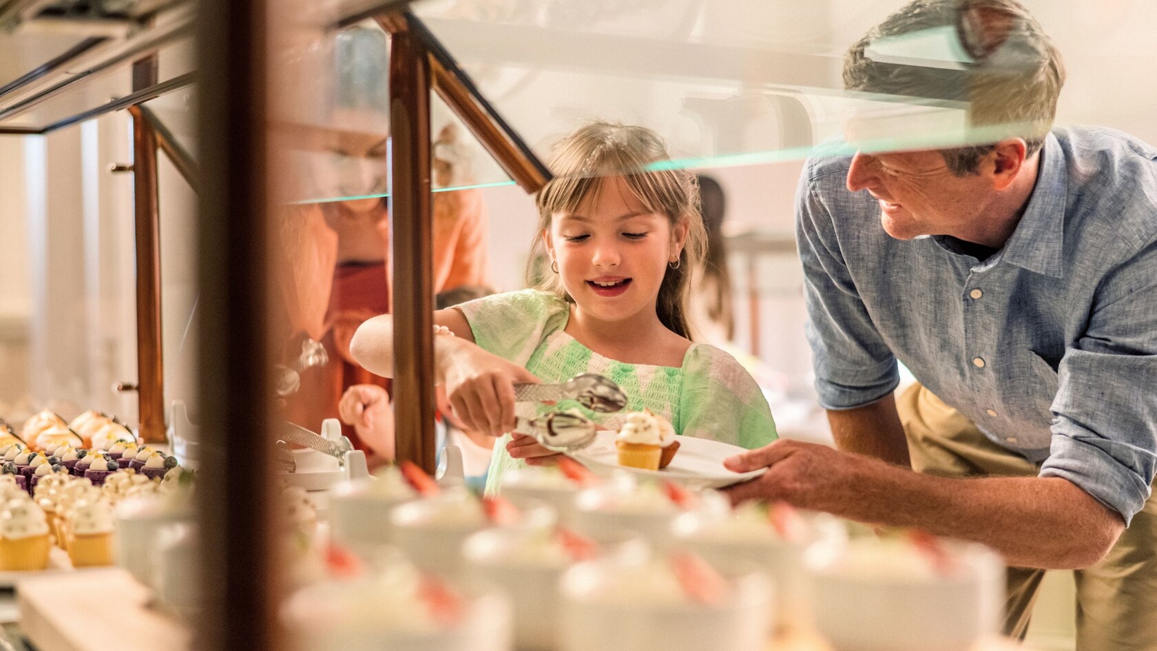 Disfruta del bufet ilimitado para el desayuno y la cena en 1900 Park Fare, con visitas de tus Personajes favoritos de Disney.