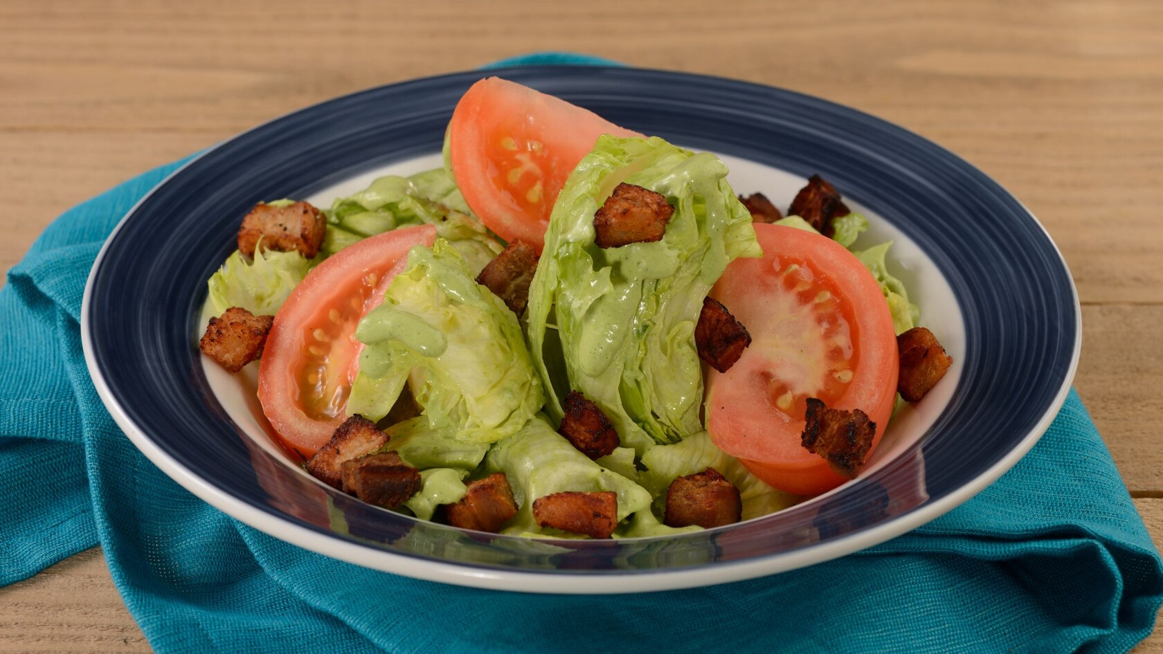 Une salade BLT avec laitue, bacon et tomates