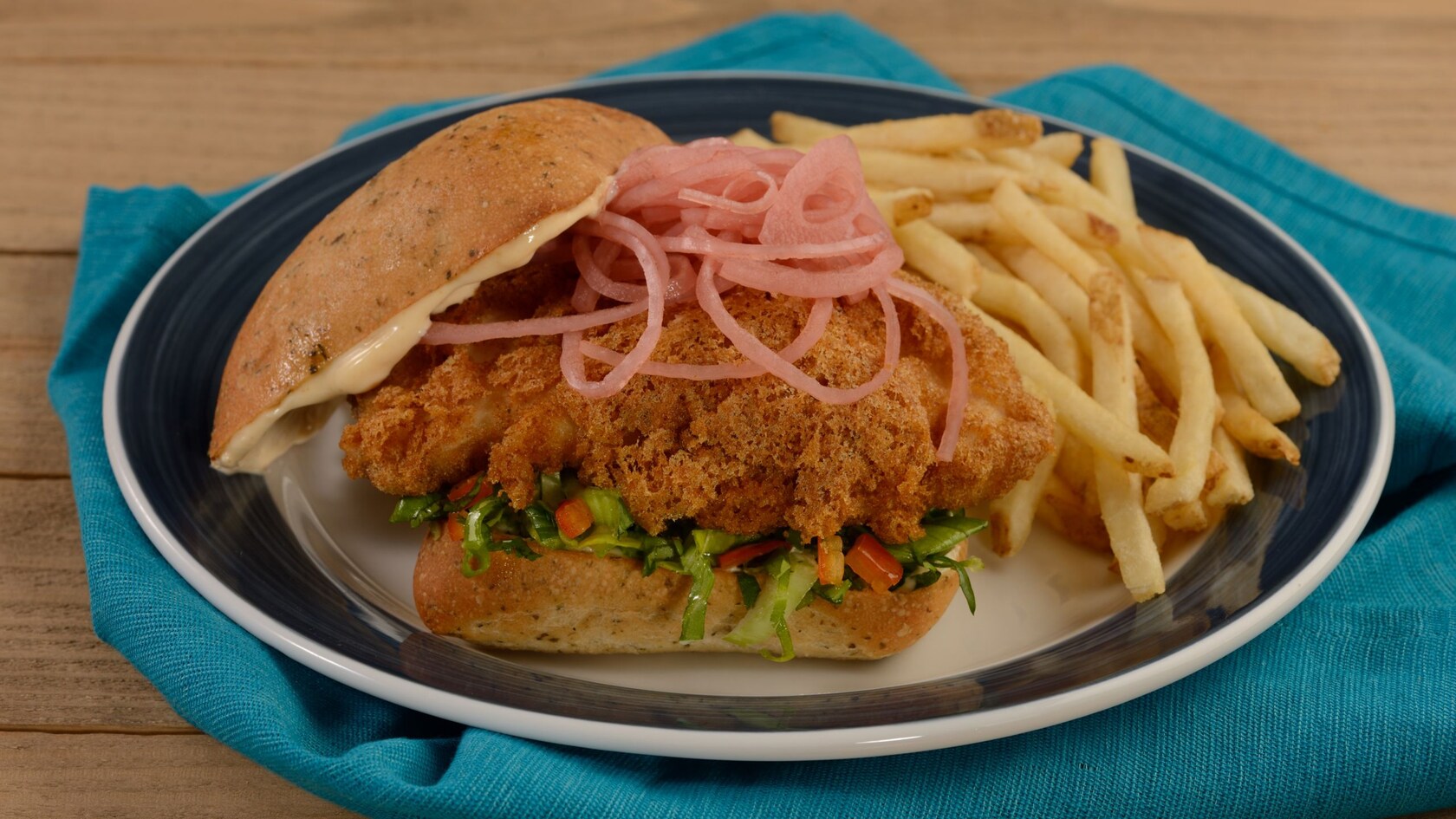 Un sandwich au poulet frit accompagné de frites