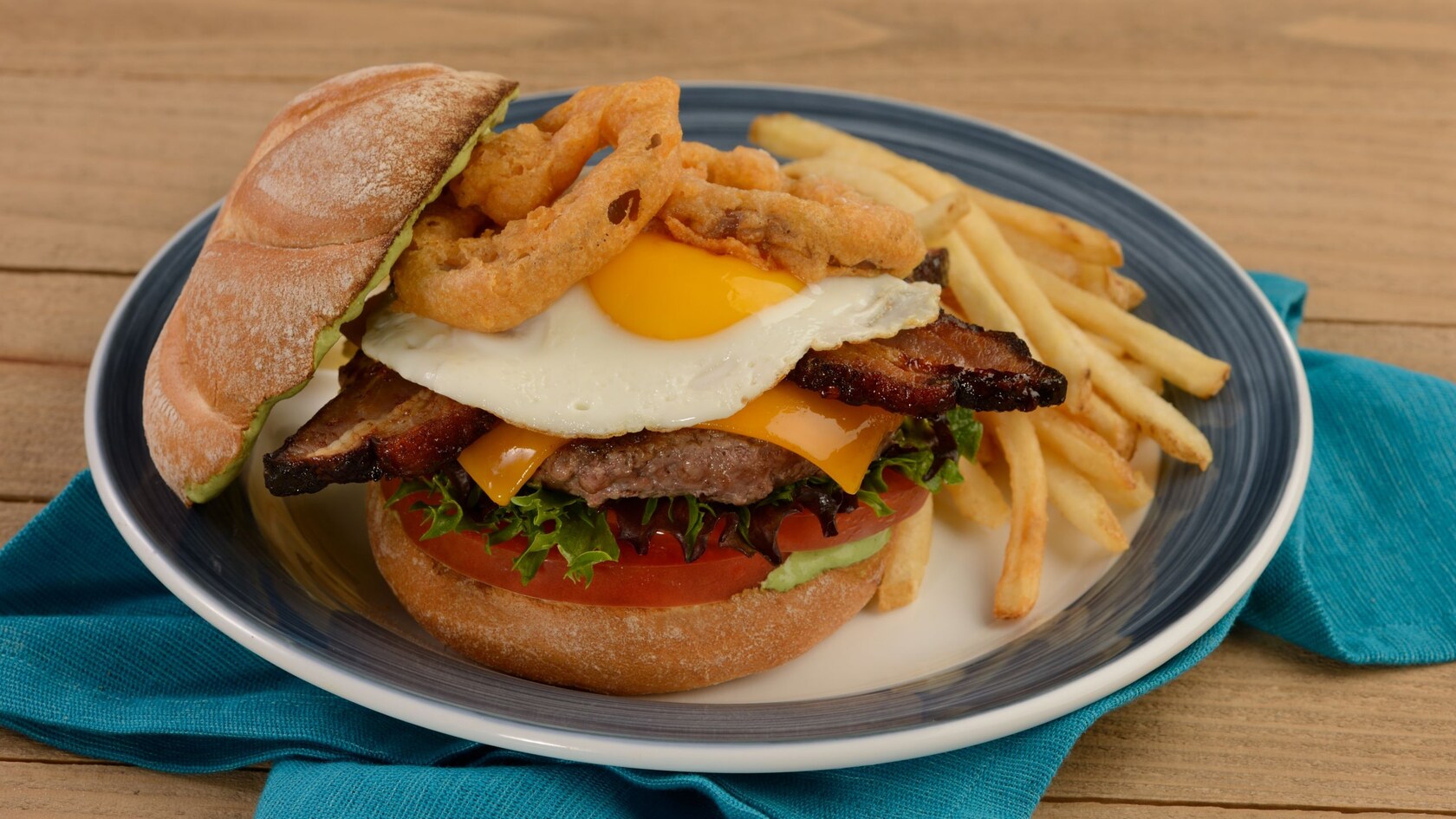 Le Main Street Burger, qui est garni d’une rondelle d’oignon et d’un œuf miroir, servi avec frites