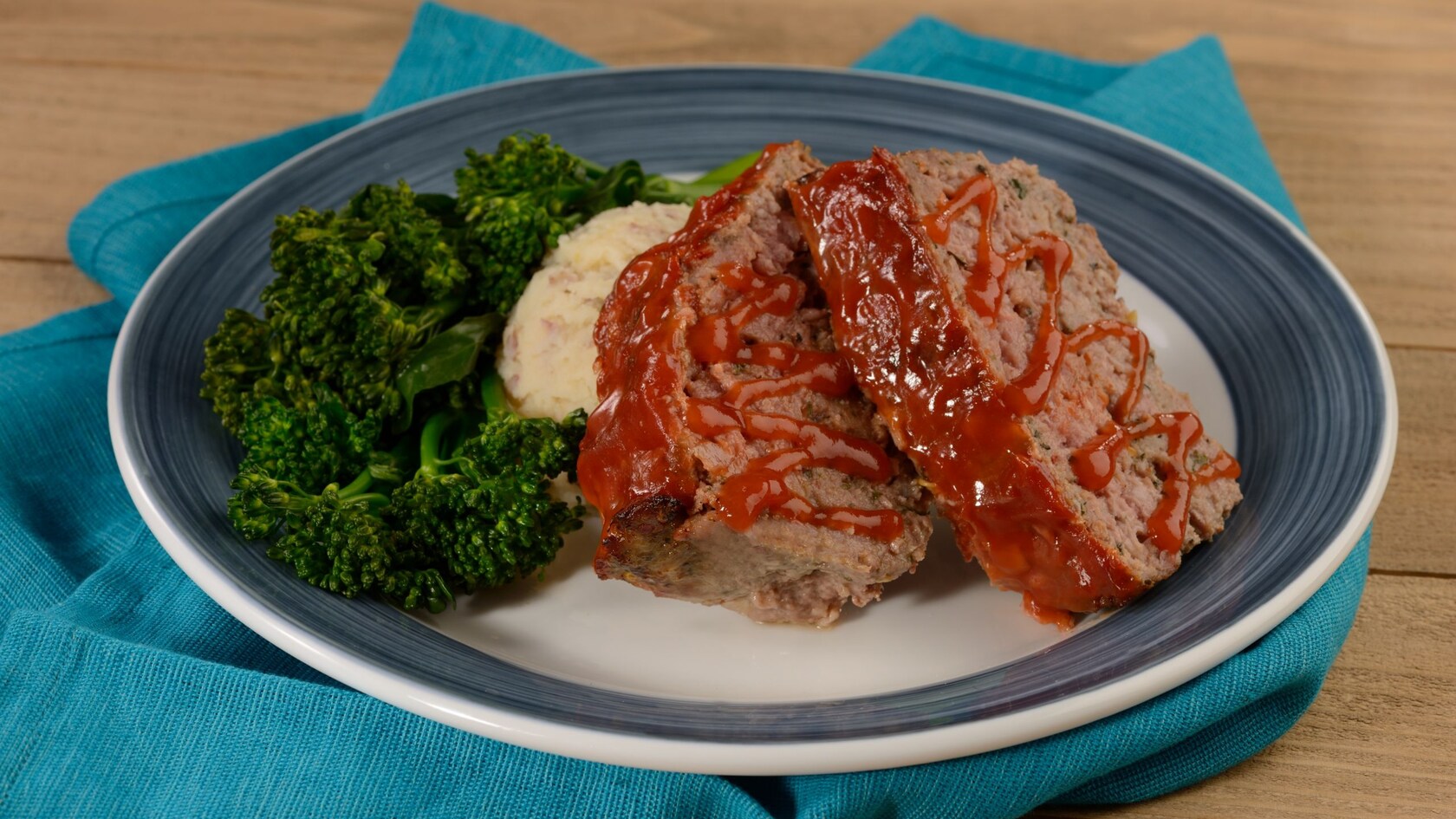 Une portion de pain de viande avec purée de pommes de terre et brocoli