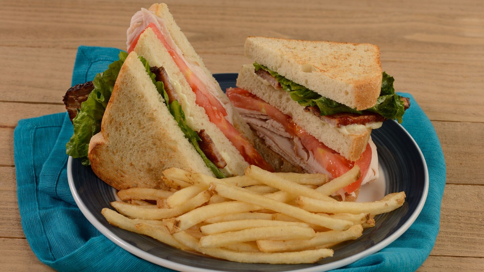 Un club sandwich accompagné de frites