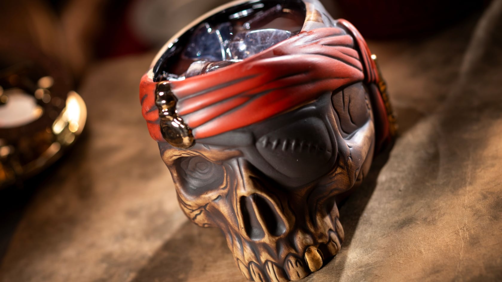 Uma bebida servida em uma caneca de souvenir de caveira pirata do Beak & Barrel