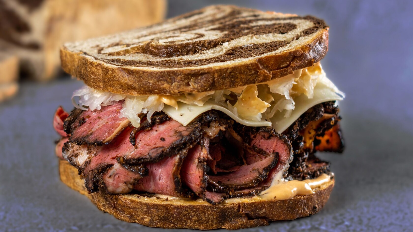 Un sándwich de pastrami con pan de centeno