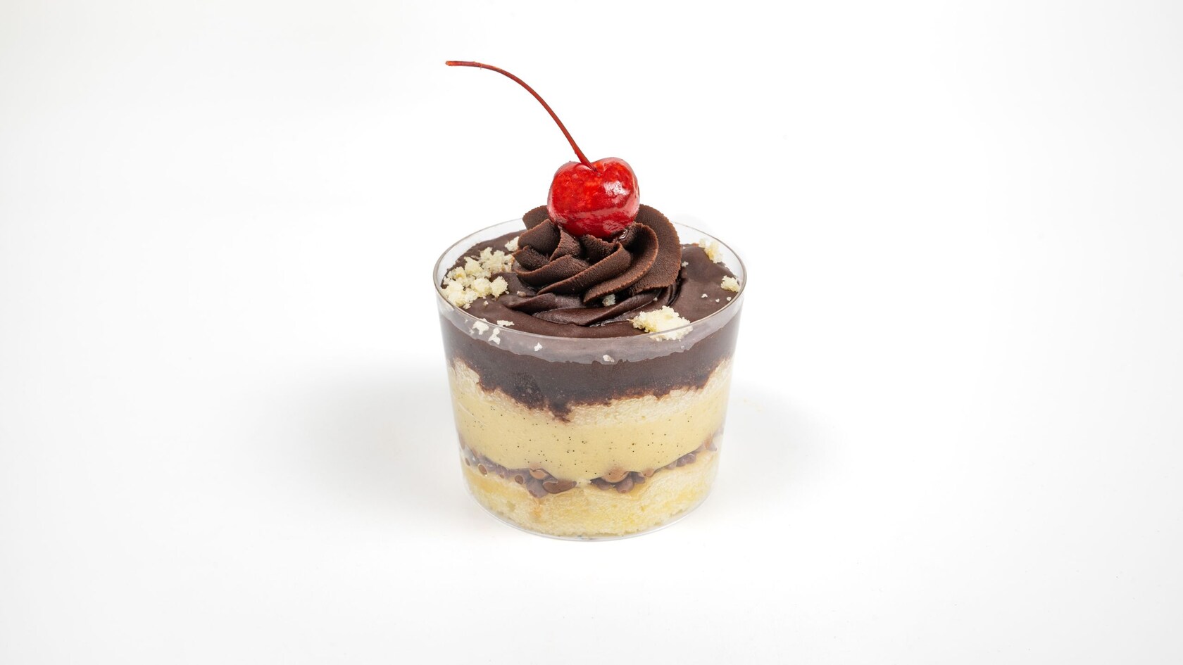 Bolo de baunilha com creme de baunilha, coberto com calda e uma cereja