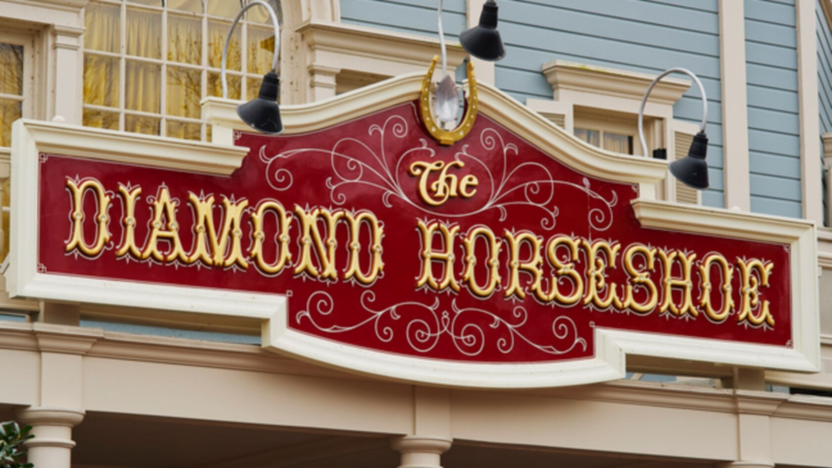 Une enseigne indiquant « The Diamond Horseshoe » au-dessus de l’entrée d’un restaurant