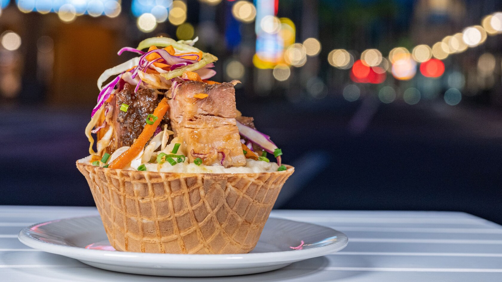 Poitrine de porc au barbecue coréenne avec salade coréenne et oignons verts, le tout servi dans un bol en gaufre