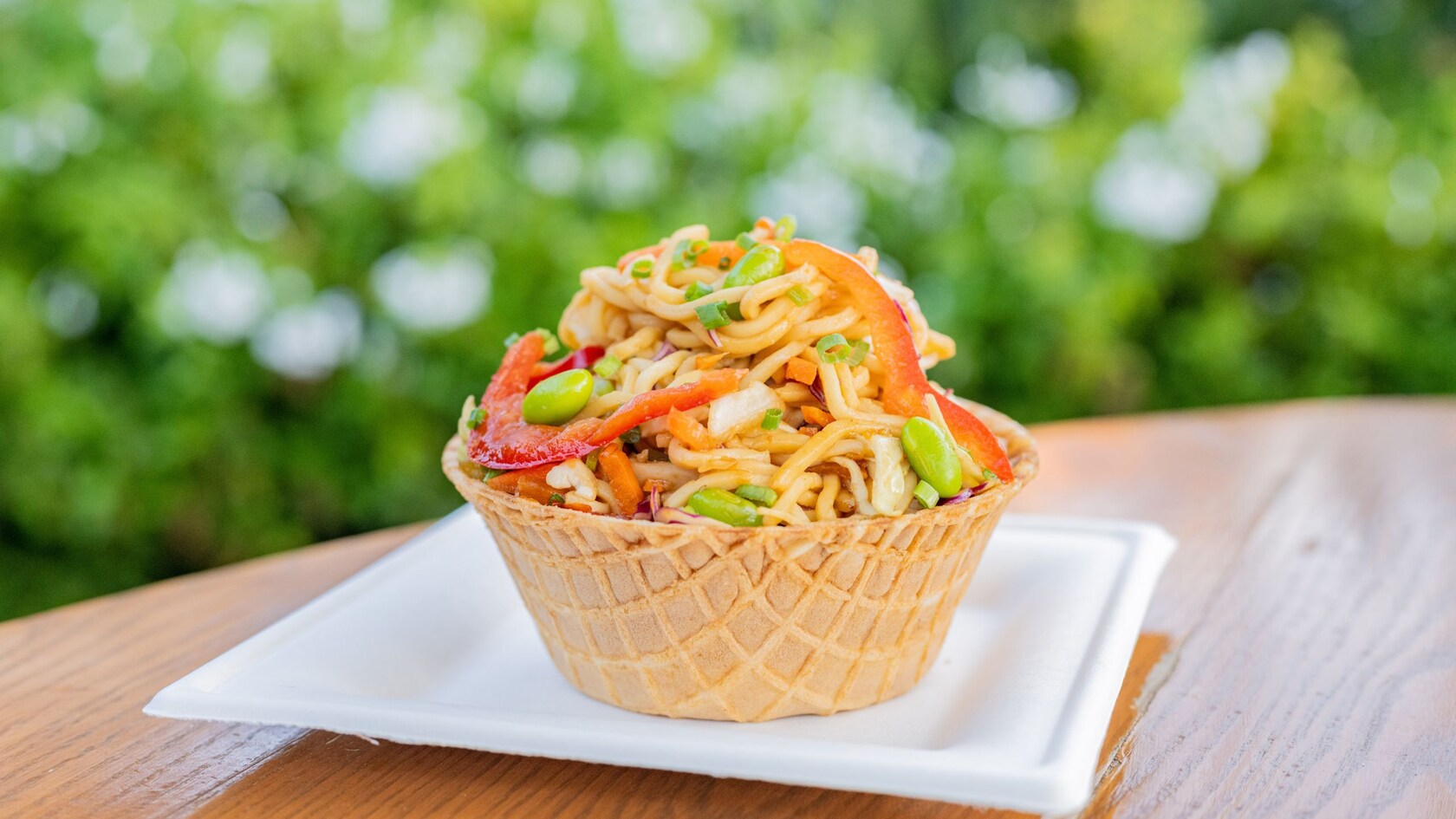 Nouilles soba végétales avec légumes froids et sauce yakisoba, le tout servi dans un bol en gaufre
