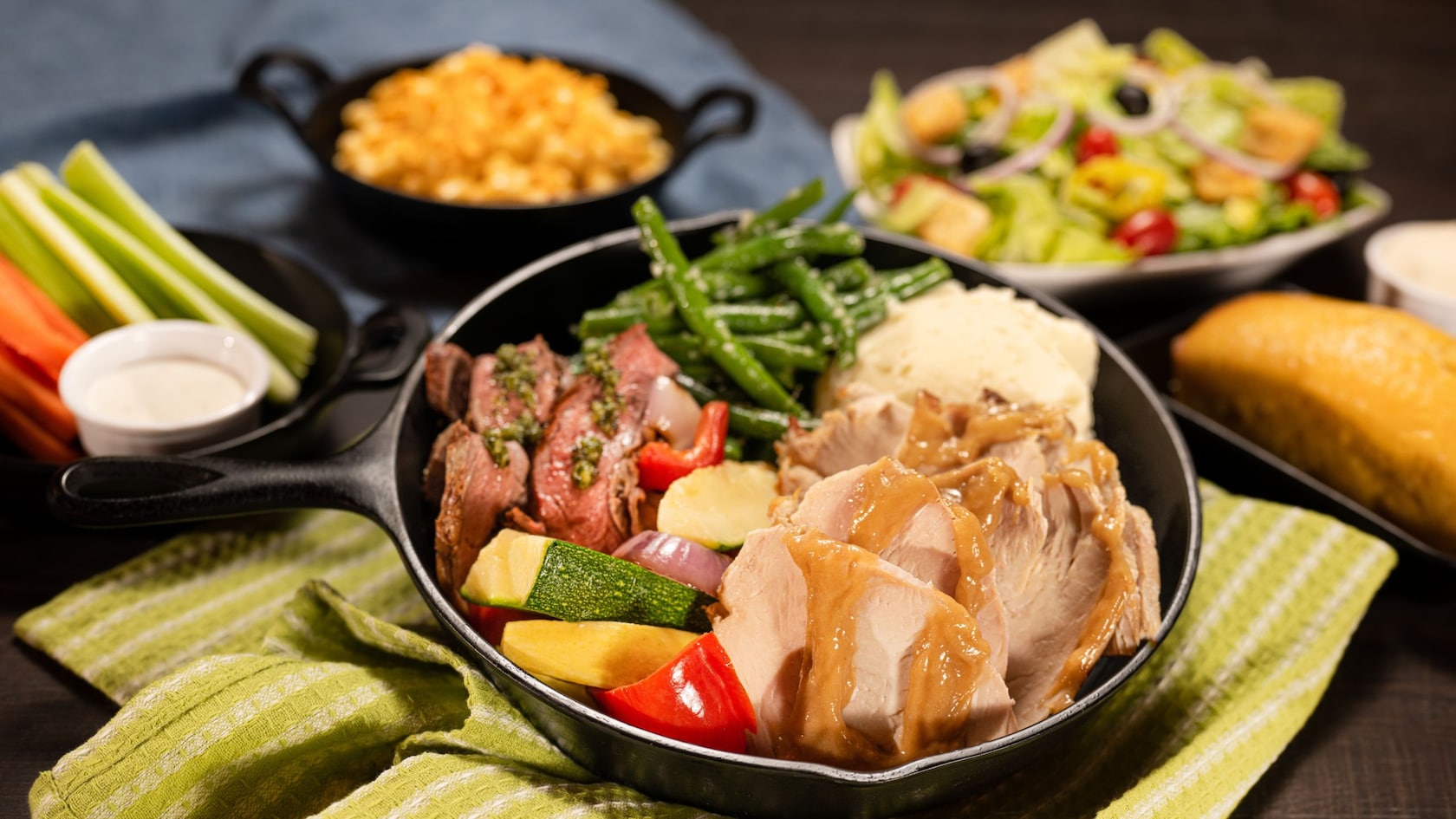 Varias sartenes con pavo con gravy, puré de papas, ensalada y mucho más