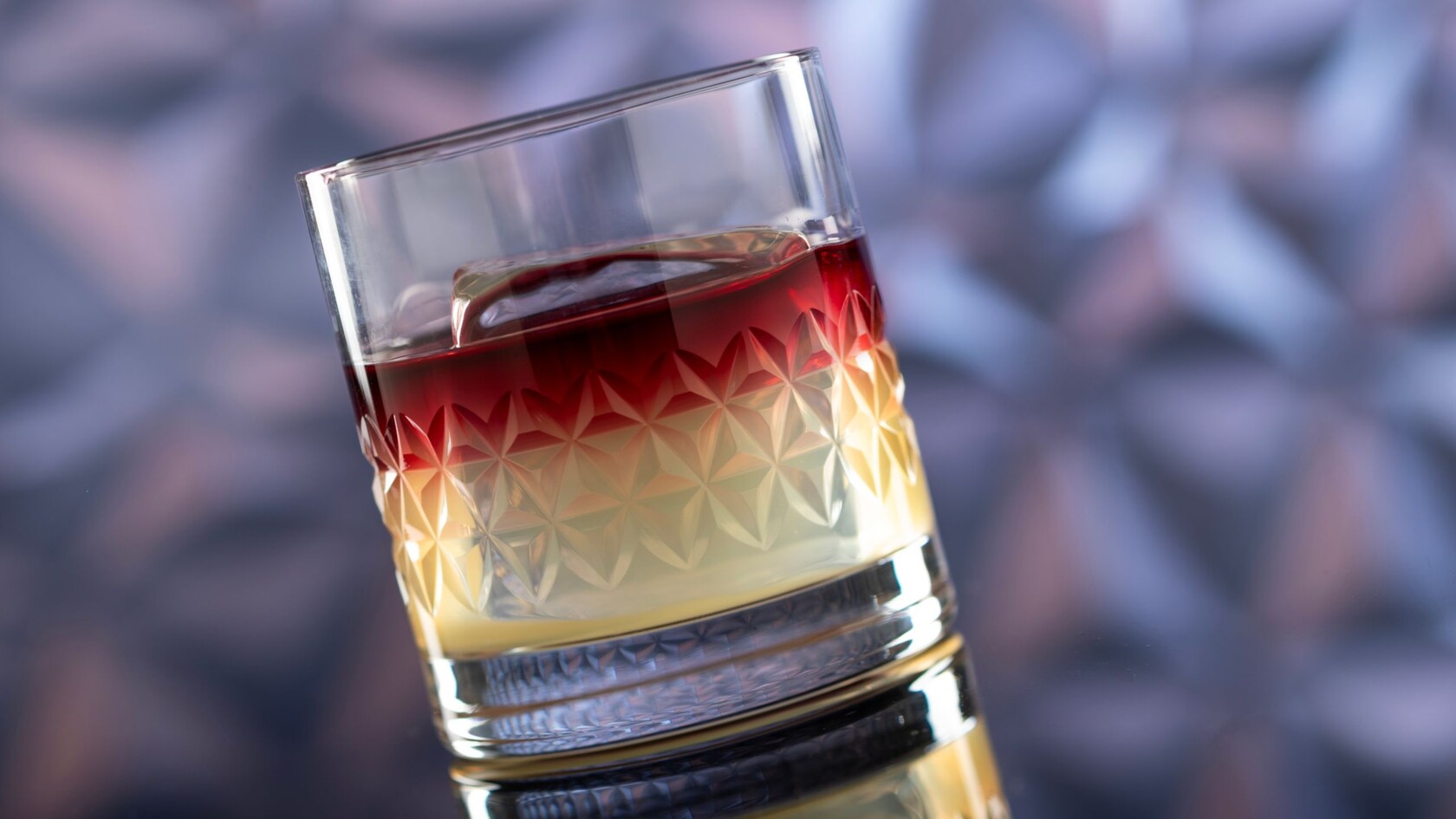 Un amargo de New York aclarado con un cubito de hielo grande