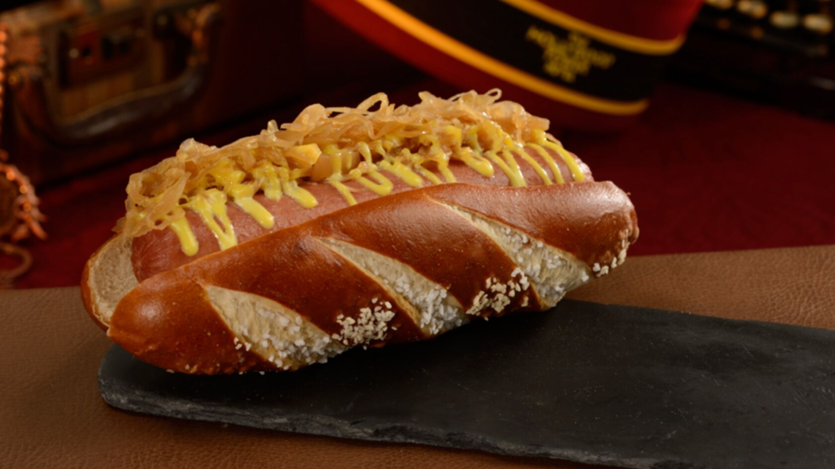 Un hot dog con mostaza y chucrut