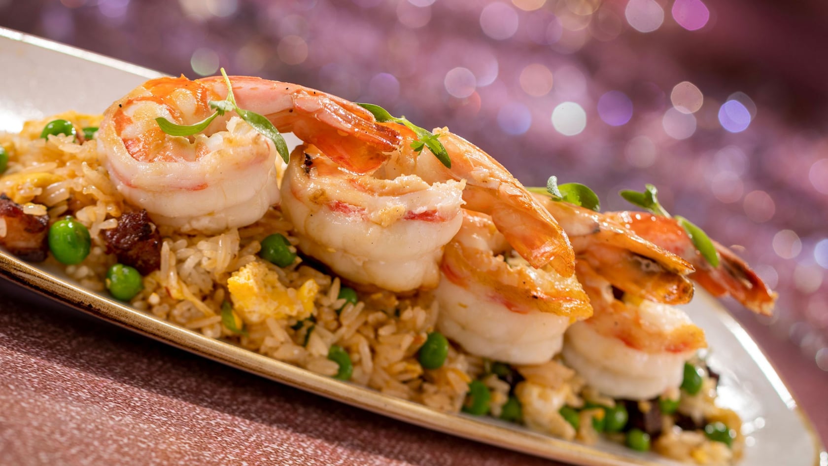 Camarones a la plancha sobre arroz frito