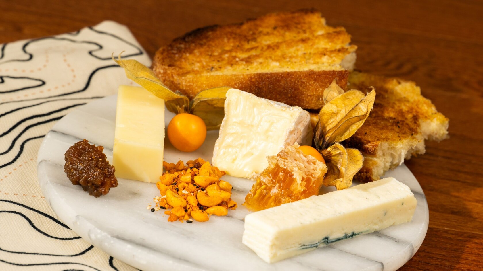 Un plato de queso artesanal de Le Cellier Steakhouse en Epcot