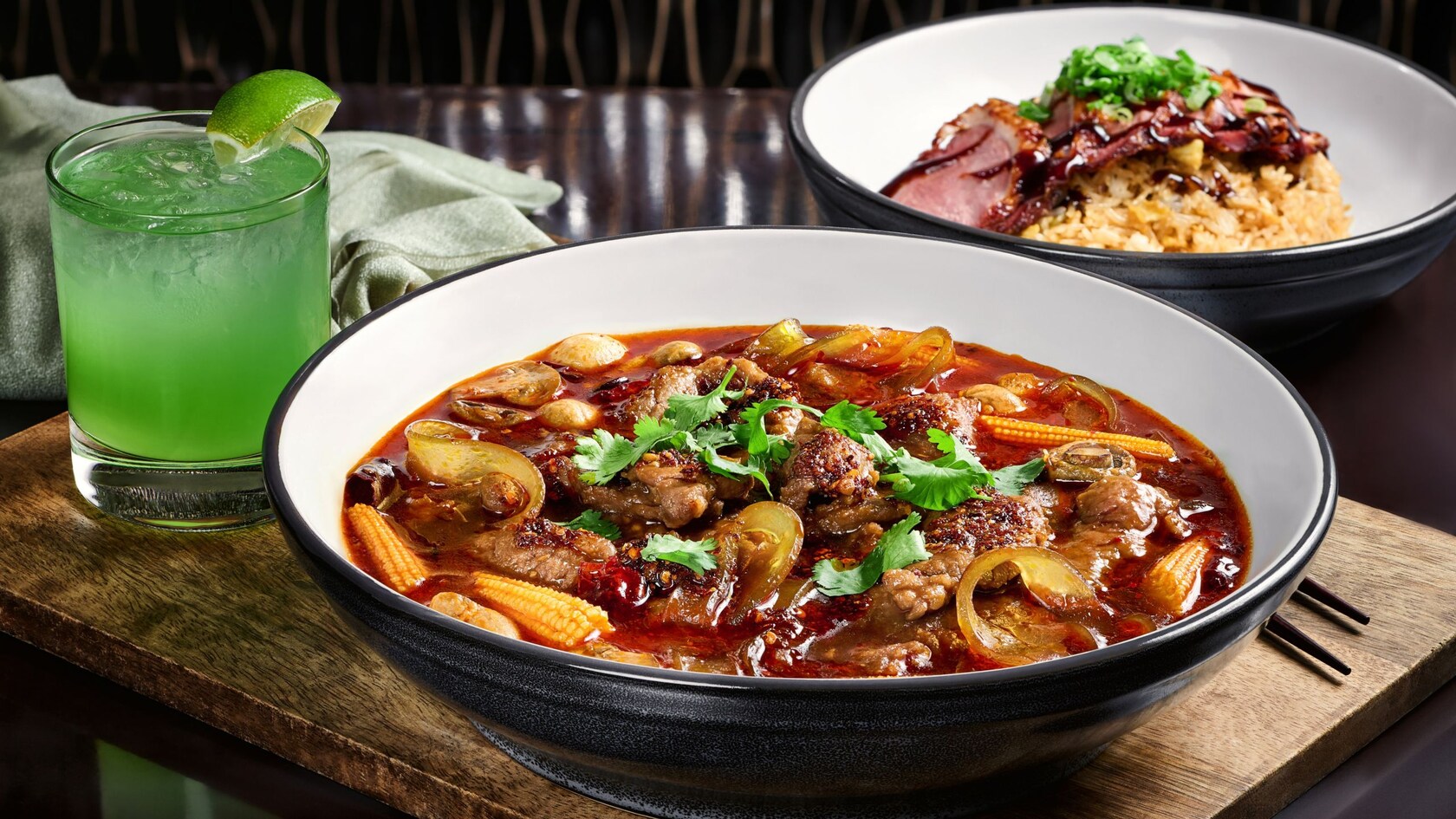 Um coquetel Jade Beauty, carne bovina Sichuan Shui Zhu e arroz frito com pato defumado do Nine Dragons Restaurant no EPCOT