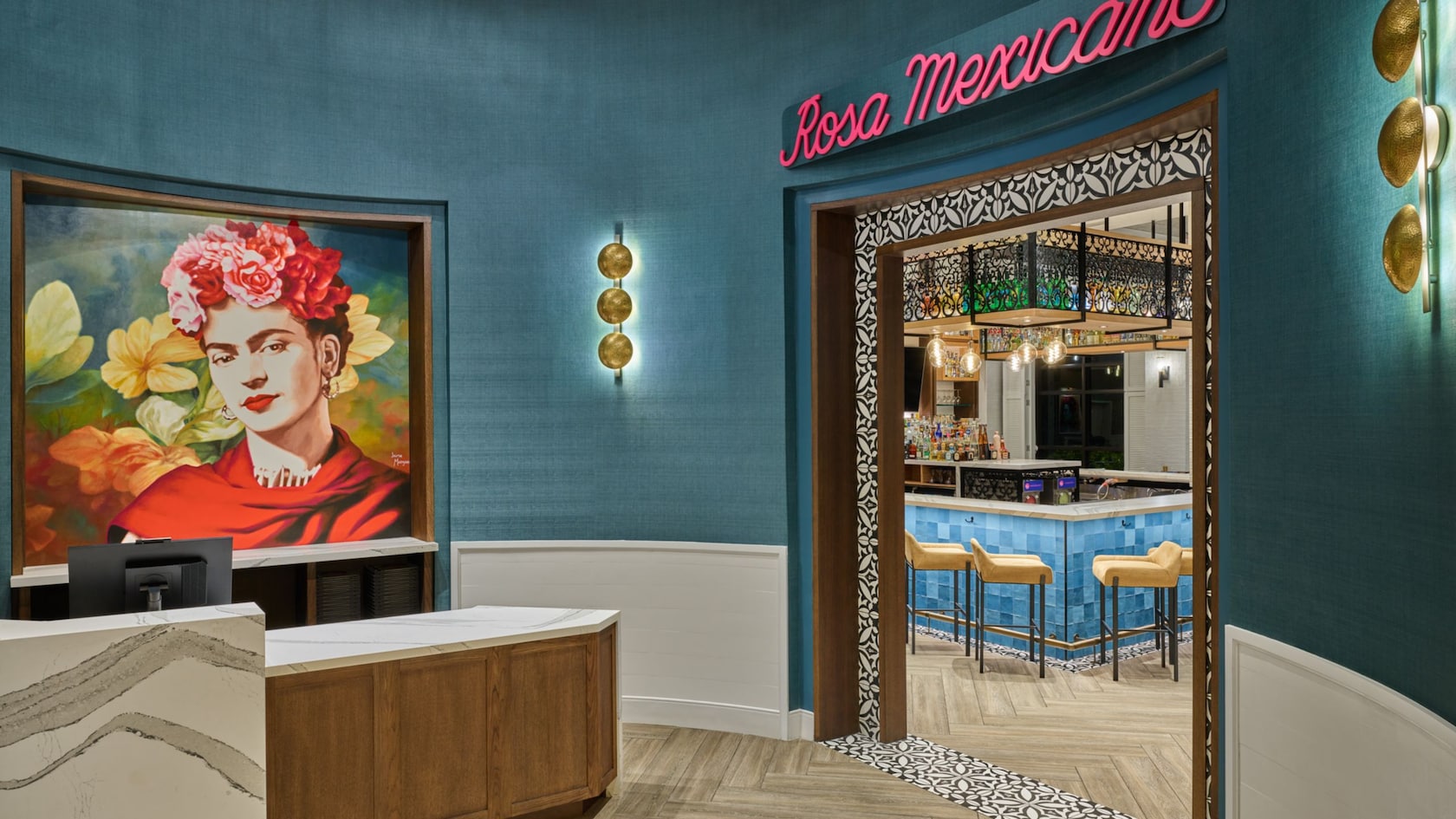 El stand y la entrada al restaurante Rosa Mexicano, con un gran retrato de la artista Frida Kahlo