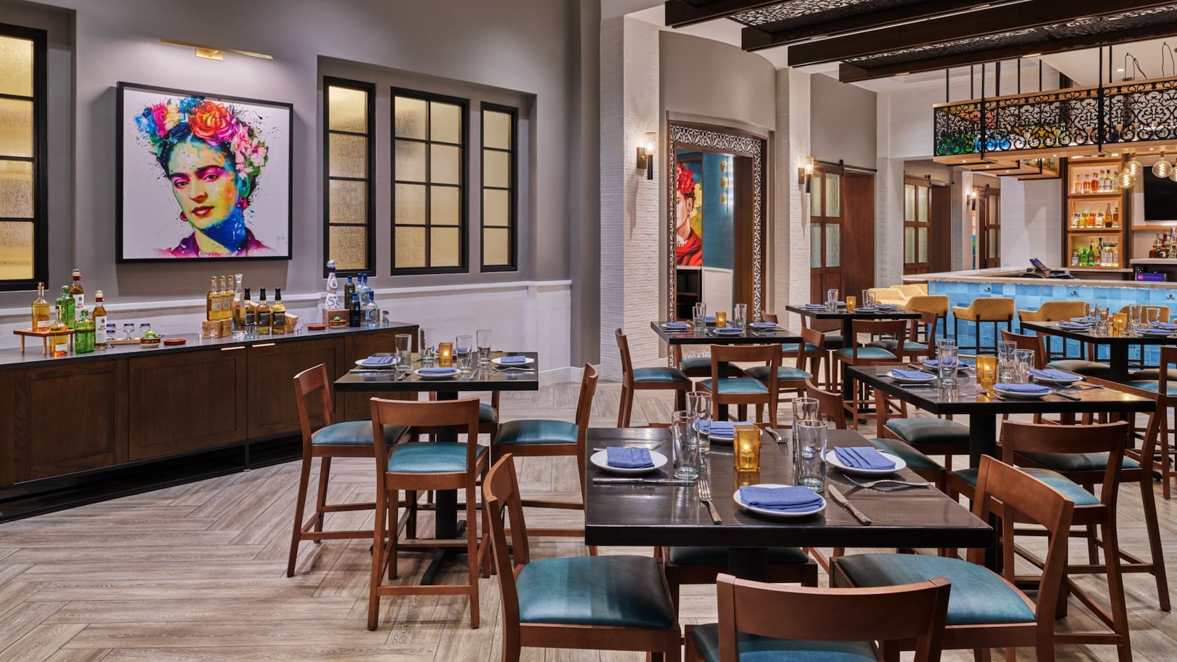 Bar y salón Rosa Mexicana, con decoración moderna y arte mural de la artista Frida Kahlo