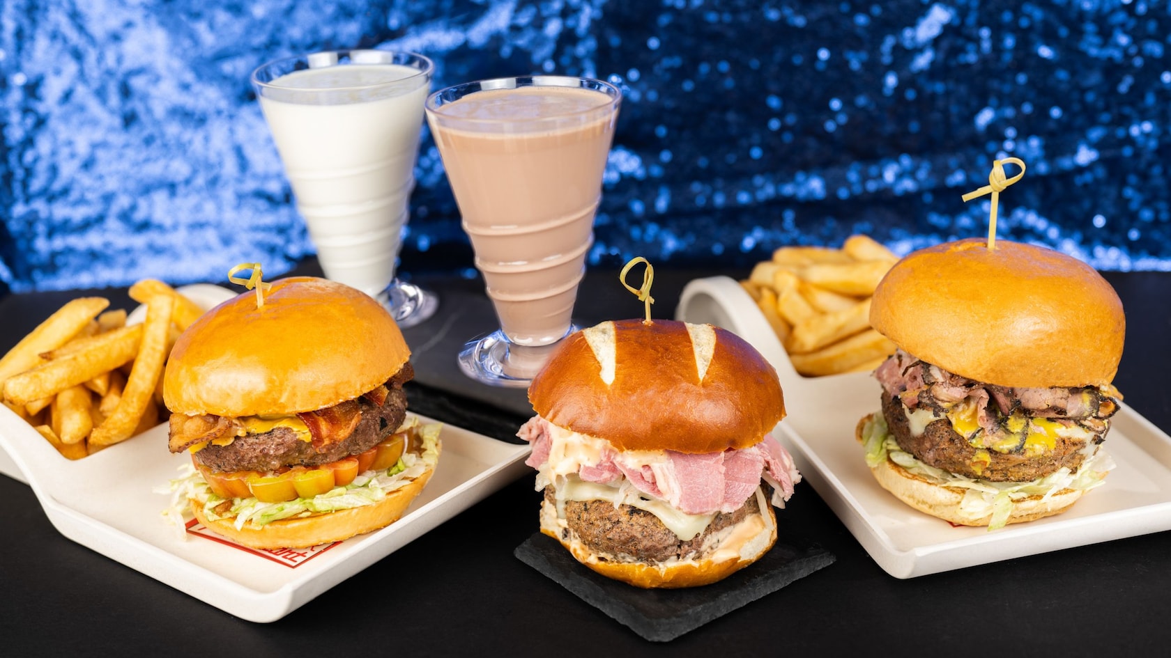 Tres hamburguesas con papas fritas y dos malteadas de Sci Fi Dine In Theater Restaurant