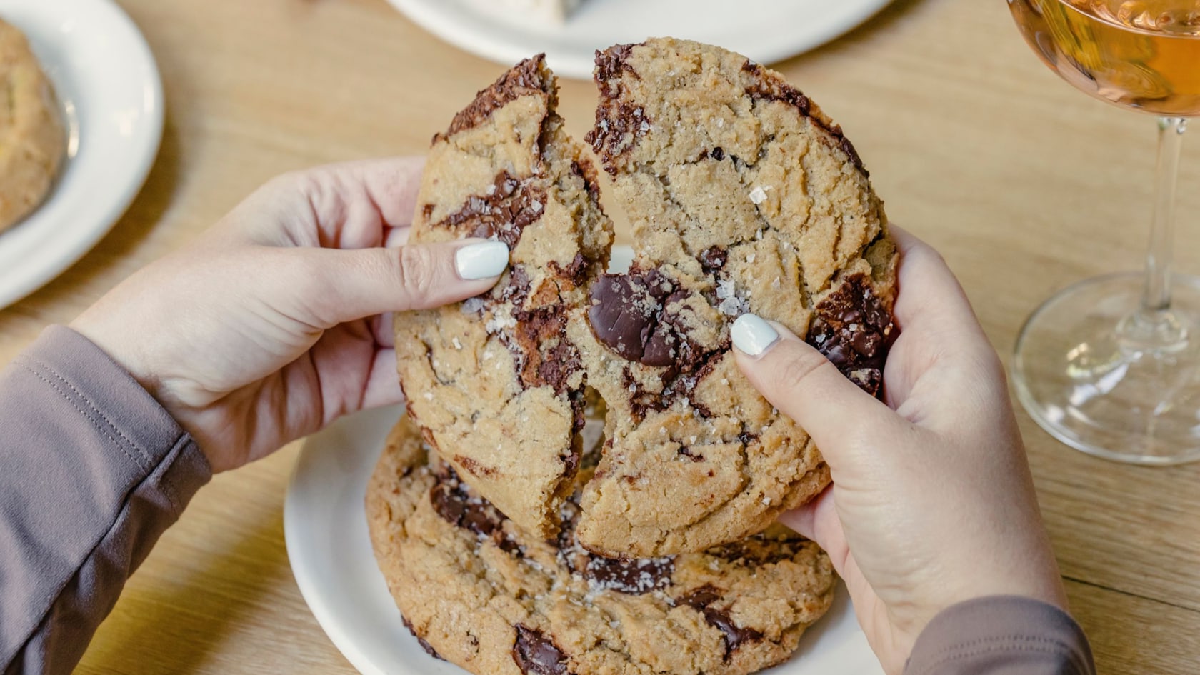 Varias galletas en una bandeja de madera