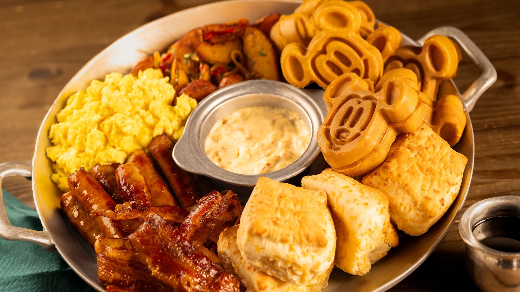 The Heritage, una de las sartenes exclusivas de Whispering Canyon Café, con panecillos de mantequilla, huevos, tocineta, salchichas, waffles y papas alargadas