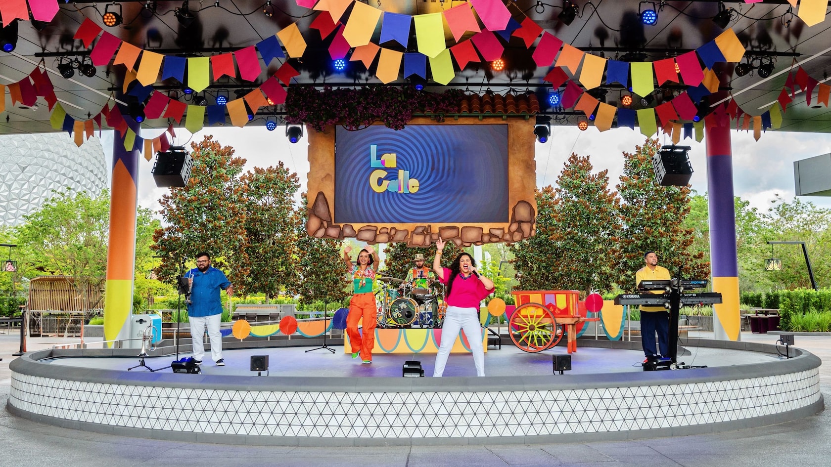 A banda La Calle se apresentando no CommuniCore Plaza Stage, no EPCOT