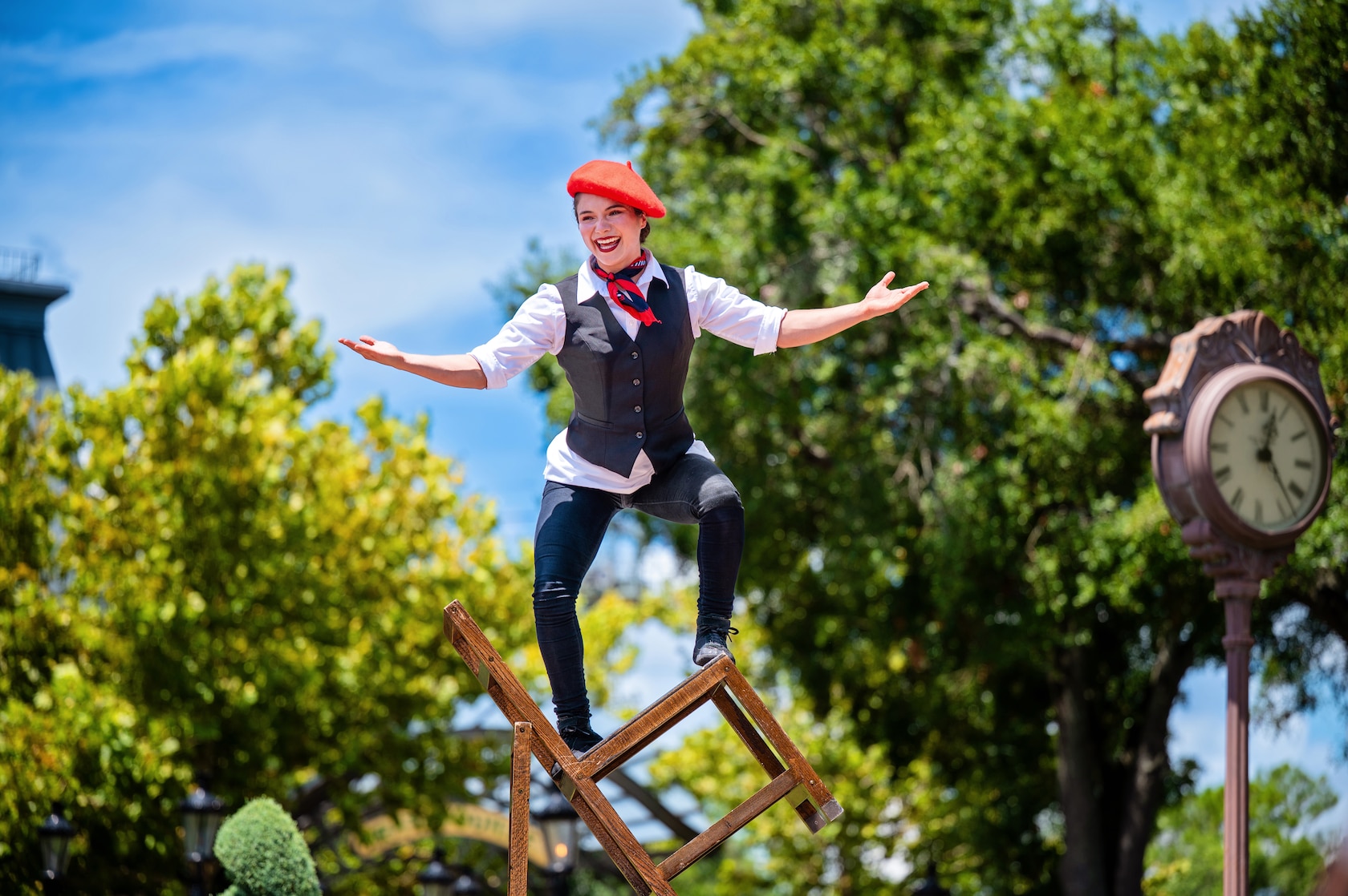 エプコットのフランス館で行われたアクロバティコショーで、傾いた椅子の上でバランスをとるストリートパフォーマー