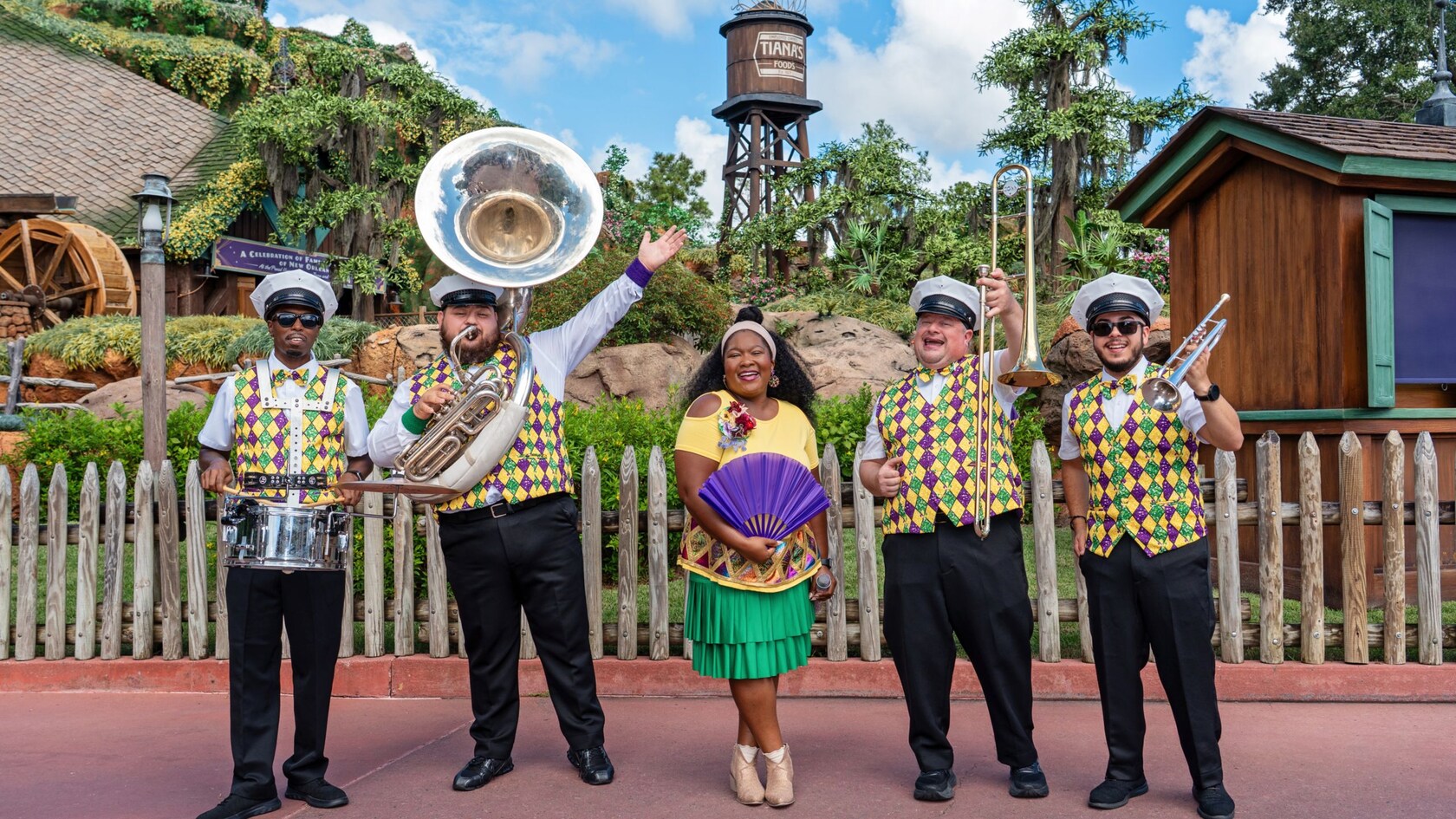 Cinco músicos de la banda de jazz NOLA's 8th Note posan frente a la atracción Tiana’s Bayou Adventure, en Frontierland