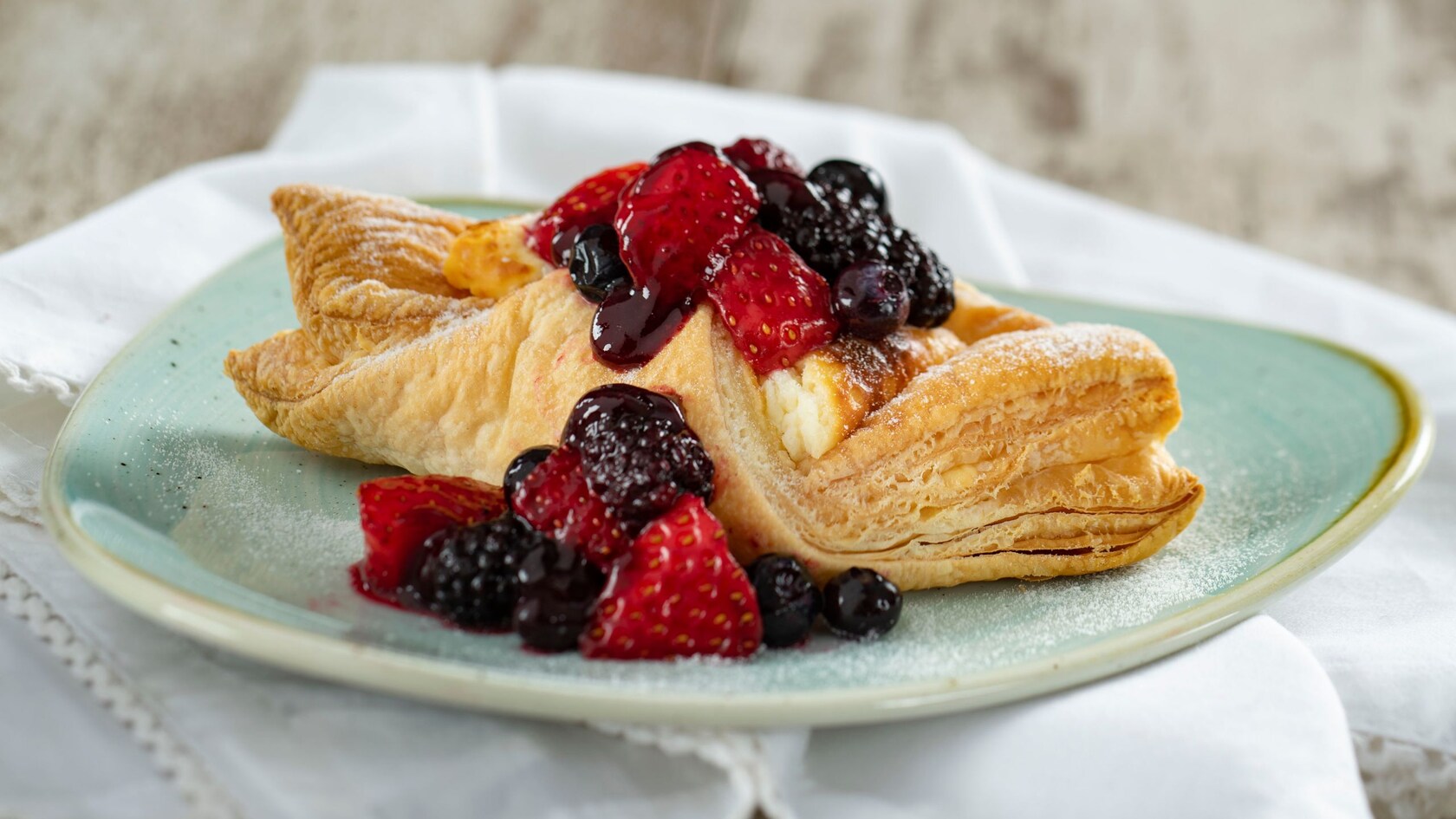 Un strudel de queso cubierto con bayas mixtas