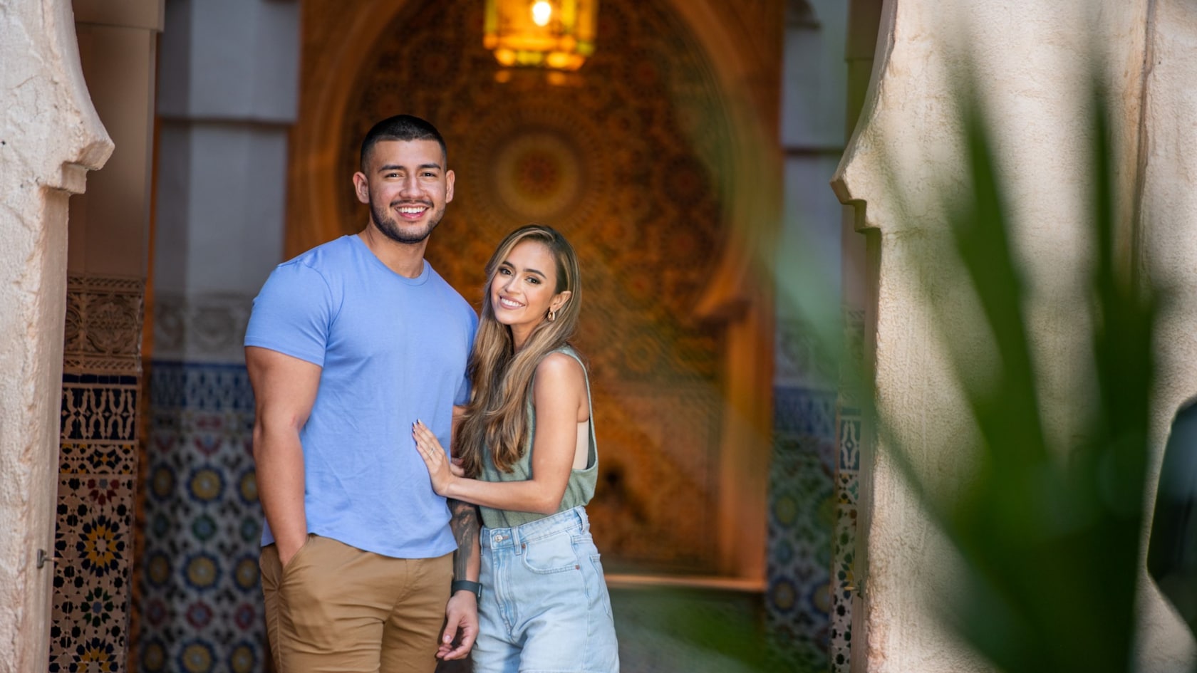 Una pareja posa para una foto en el Pabellón de Marruecos