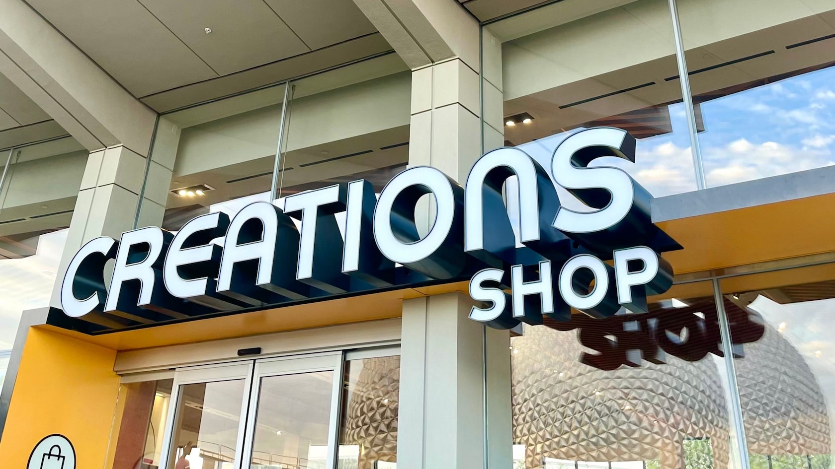 Creations Shopの店頭、入口上部に店名が掲げられている