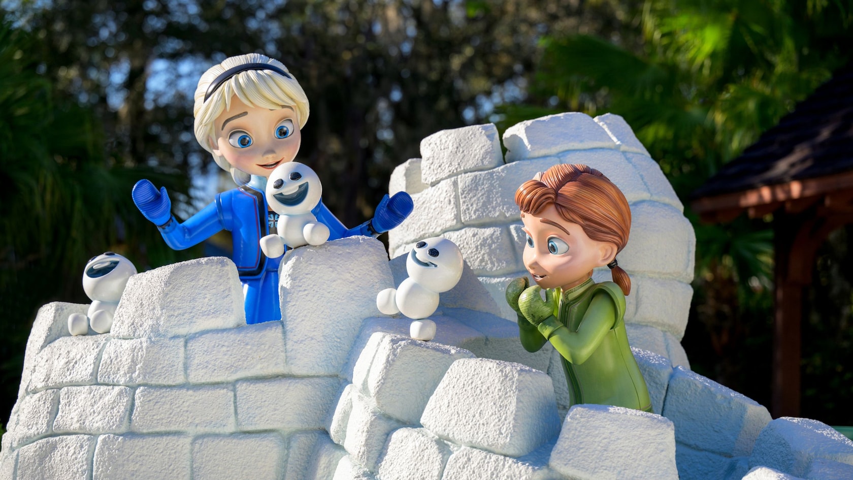 Esculturas de las jóvenes Anna y Elsa con pequeños muñecos de nieve en el parque infantil acuático Tike's Peak, en Disney's Blizzard Beach Water Park