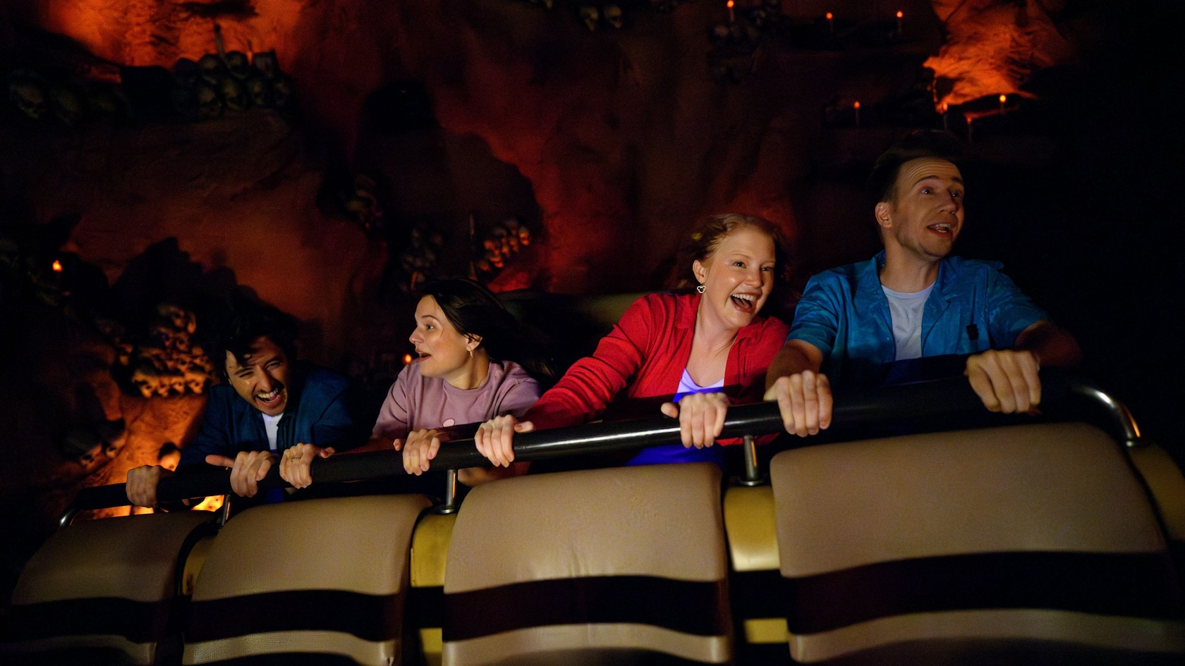 Visitantes sonrientes mientras pasean en Indiana Jones Adventure