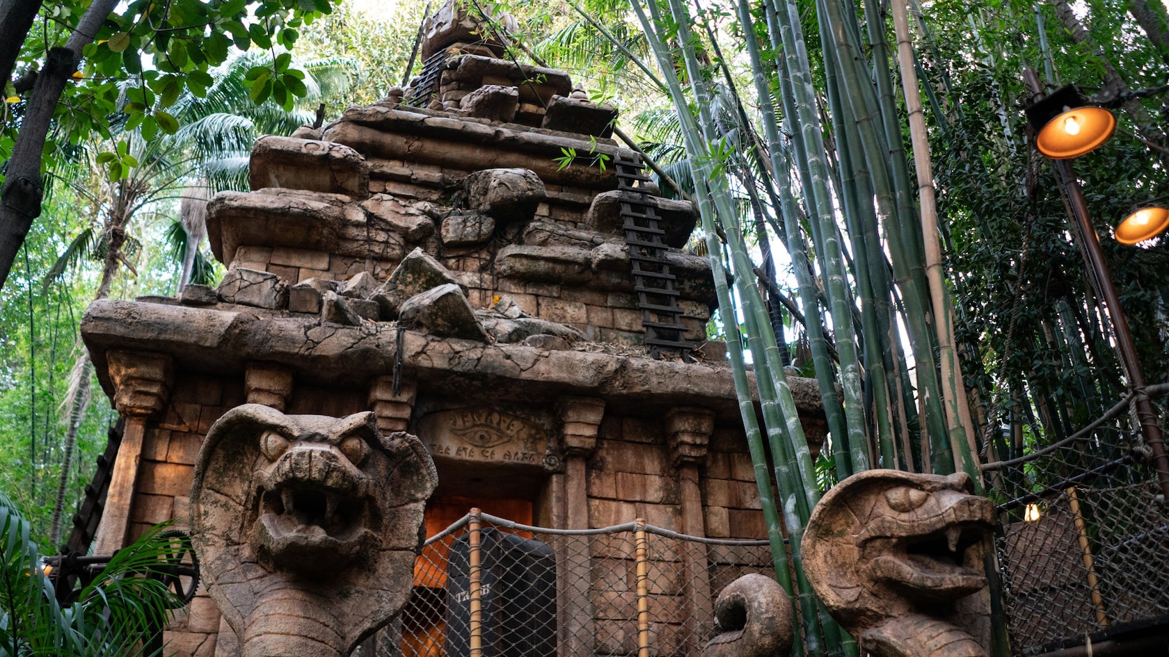 Un templo de piedra con estatuas de serpiente en Indiana Jones Adventure