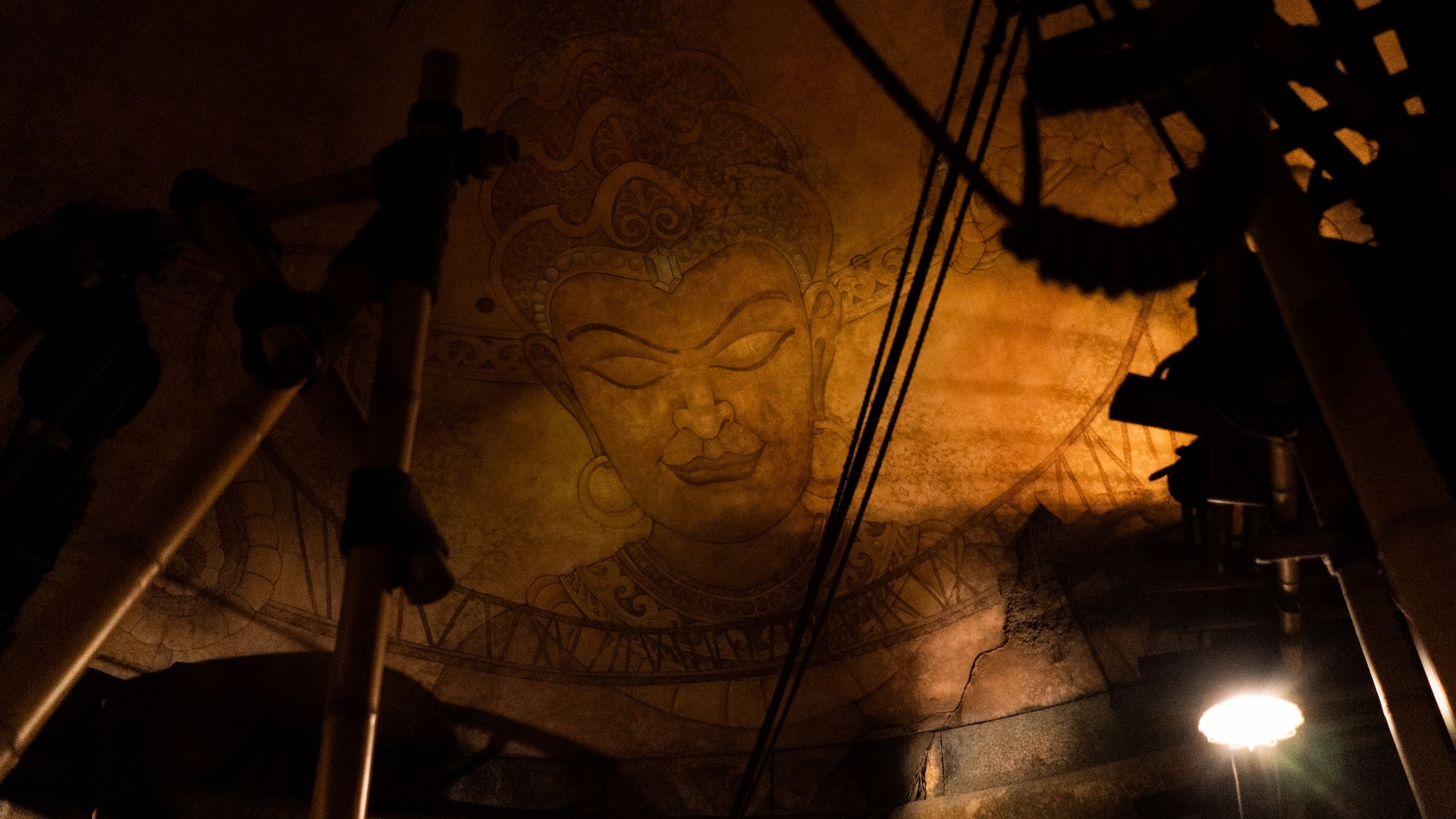 Un mural de la deidad Mara dentro de Indiana Jones Adventure