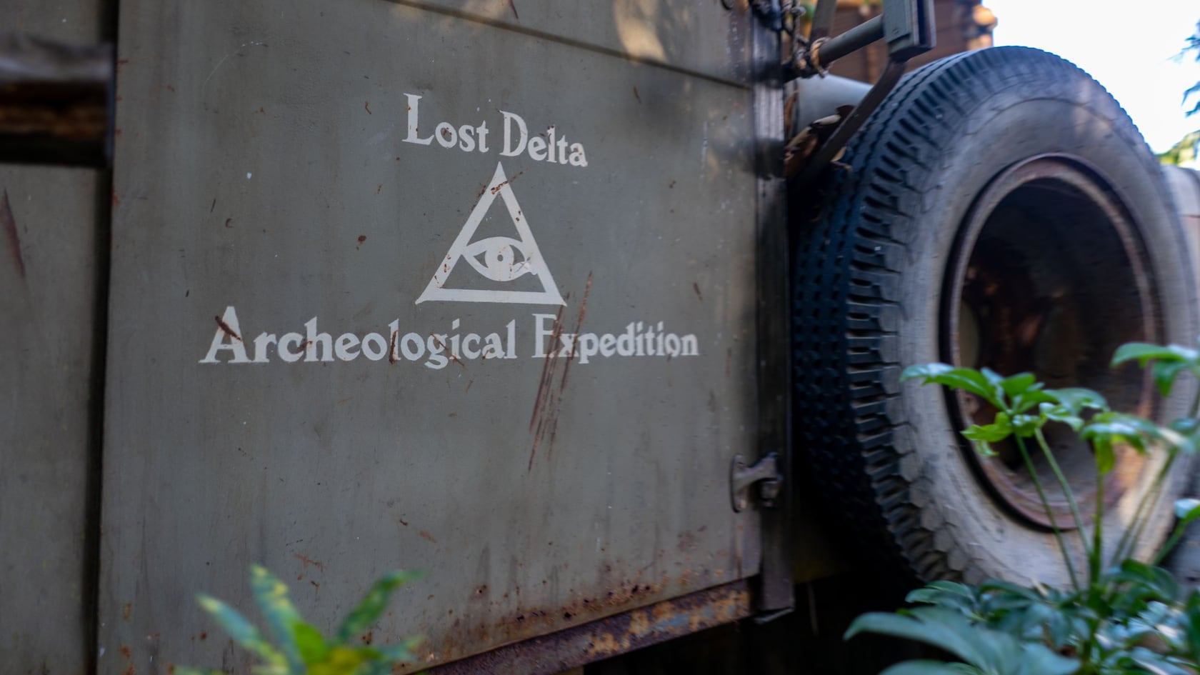 Un vehículo utilitario con “Lost Delta Archeological Expedition” pintado en la puerta en Indiana Jones Adventure
