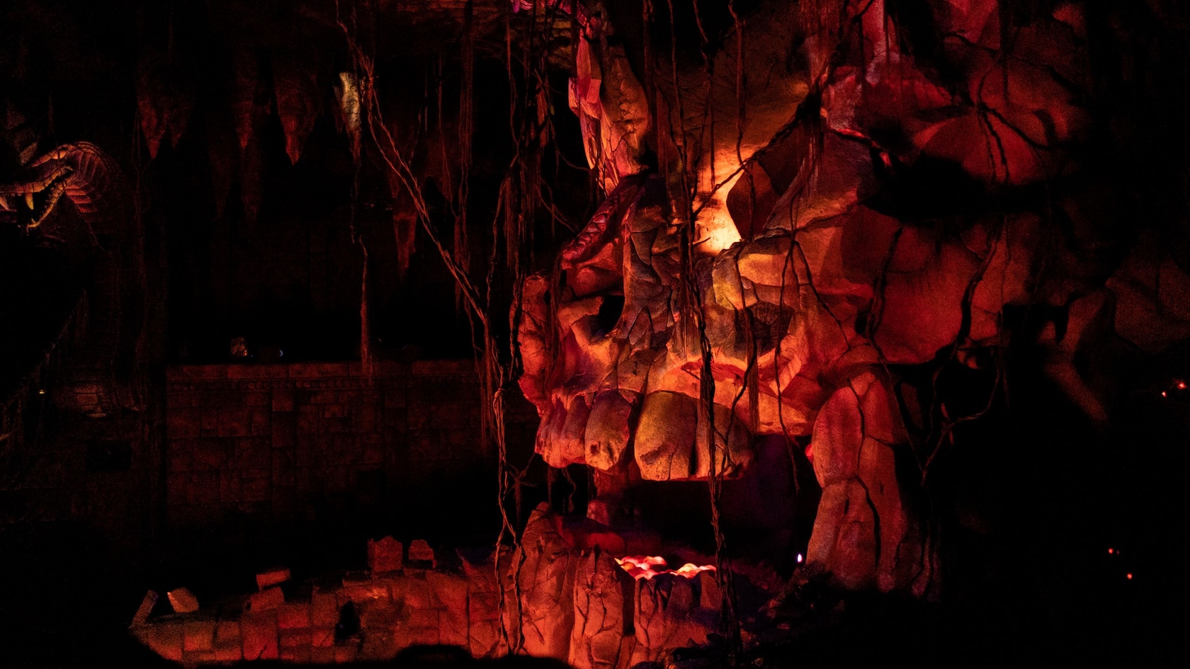 Un cráneo de piedra gigante y una serpiente dentro de Indiana Jones Adventure