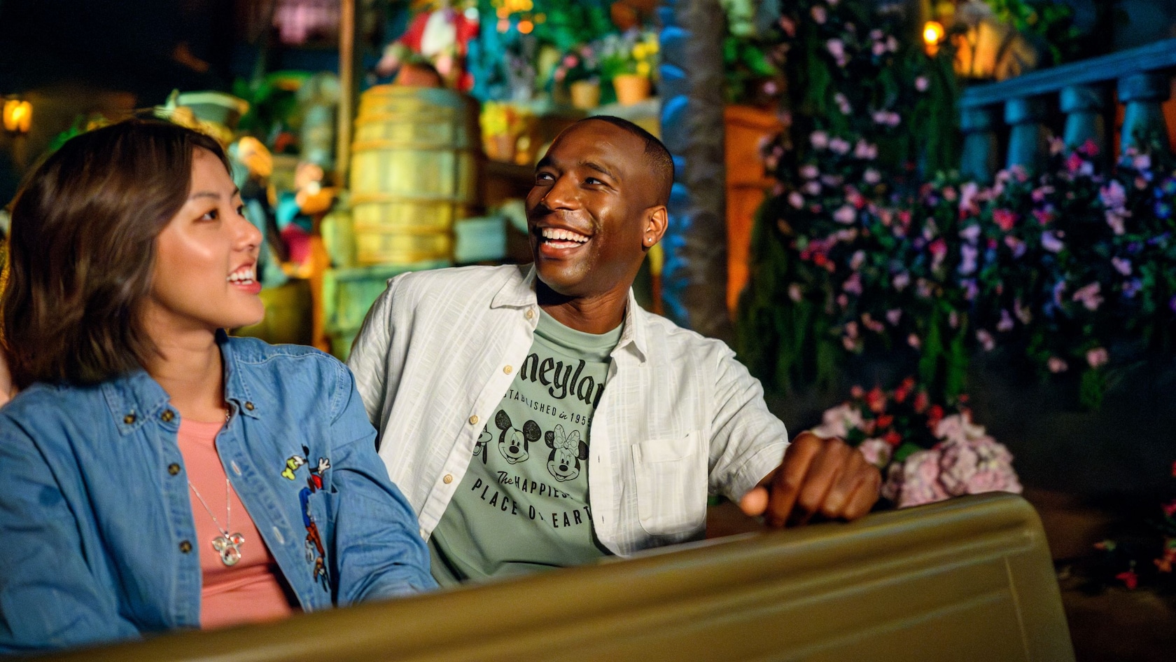 Dos Visitantes paseando en un bote en Pirates of the Caribbean