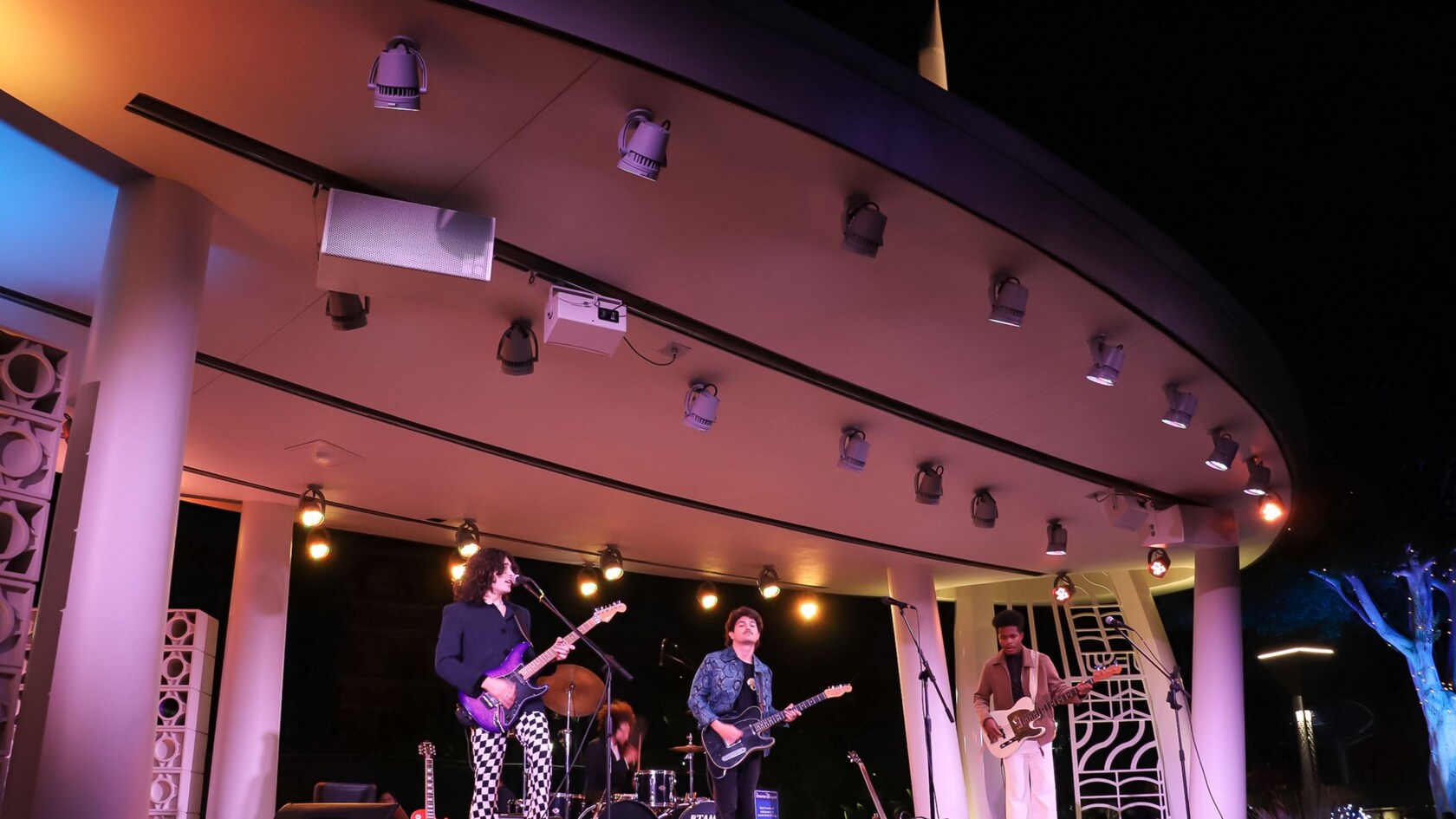 Una banda tocando en Downtown Disney Live Stage Entertainment