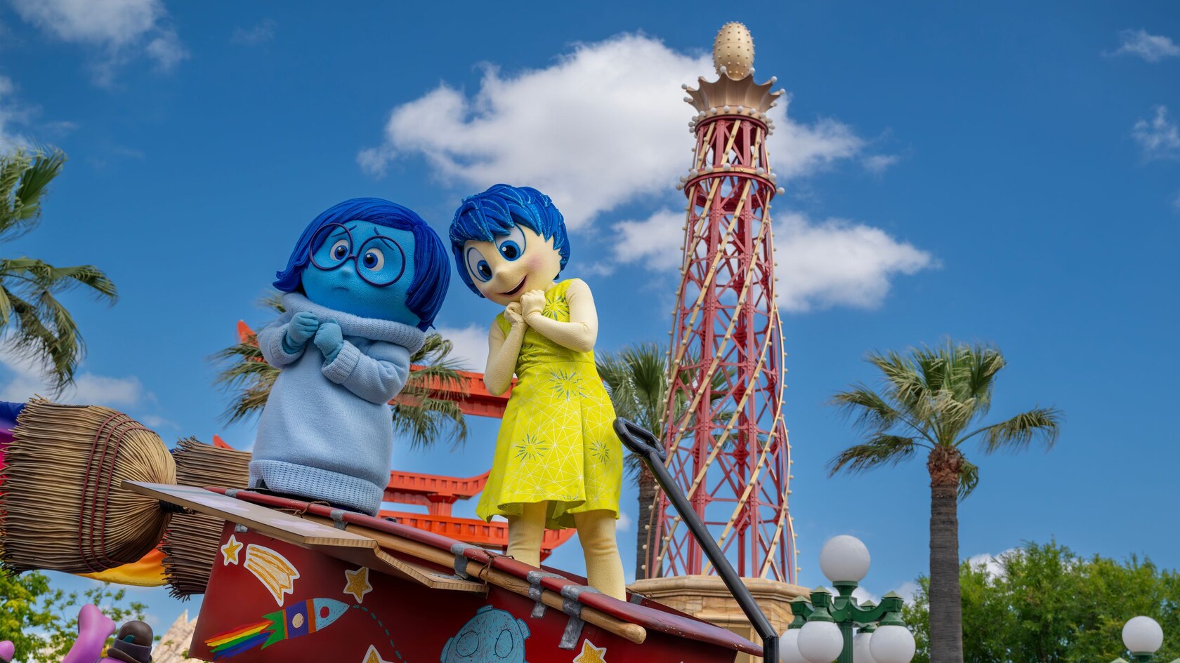 Joy y Sadness en una carroza durante Better Together, A Pixar Pals Celebration