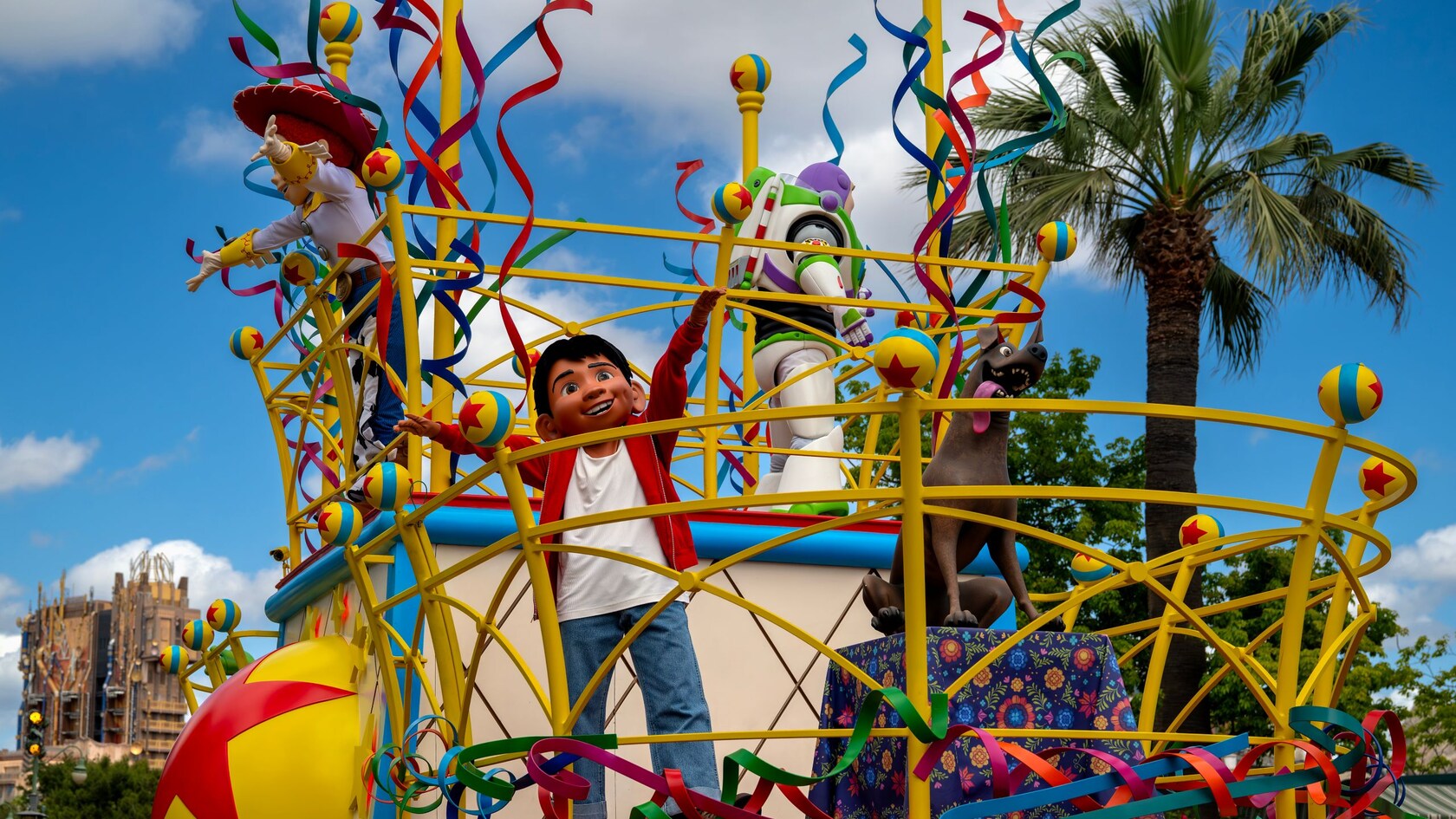 Jessie, Buzz Lightyear, Miguel y Dante en una carroza durante Better Together, A Pixar Pals Celebration