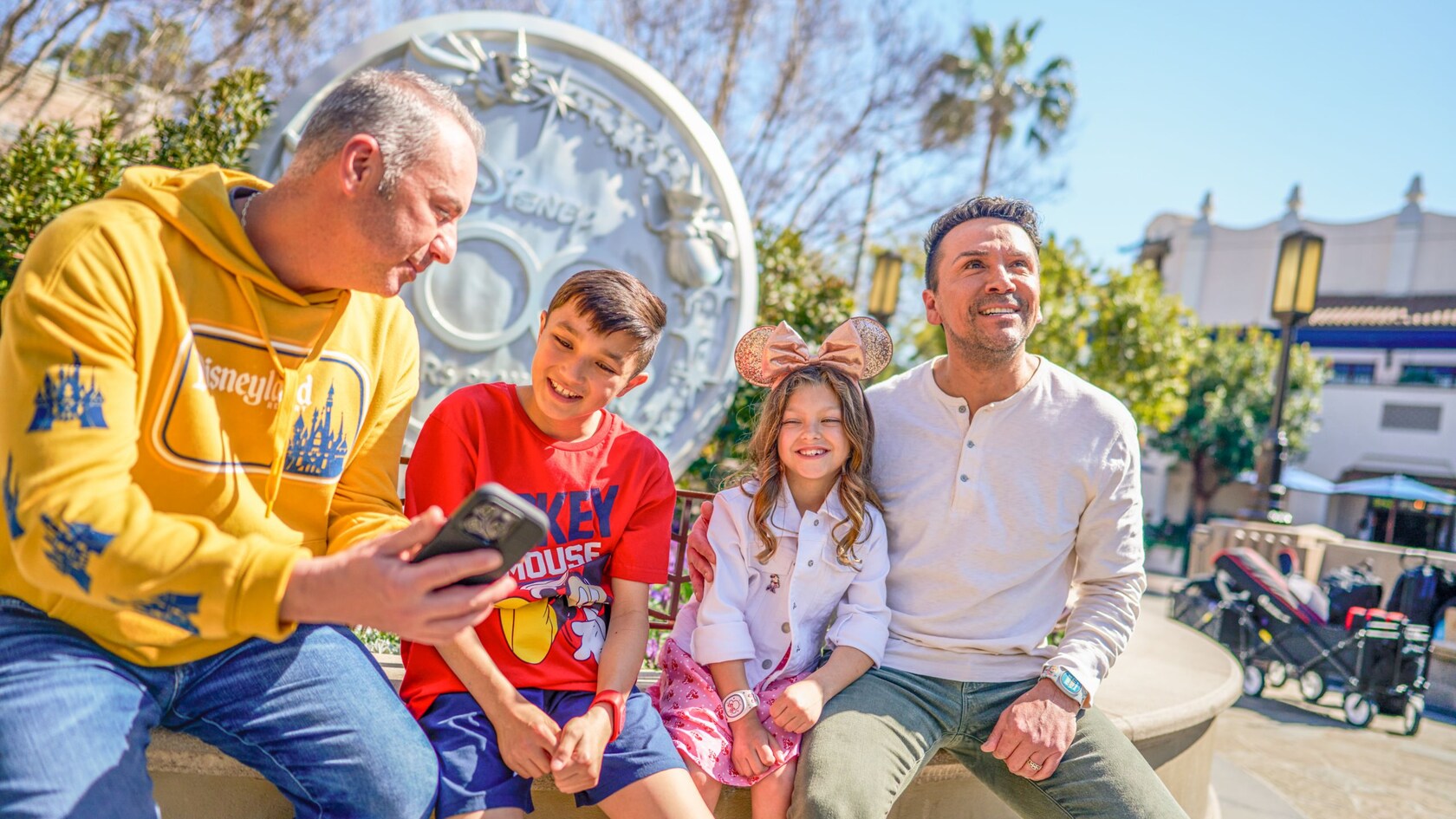 Una escultura de las hadas de Disney volando por encima de las palabras “Disney 100 Years of Wonder”