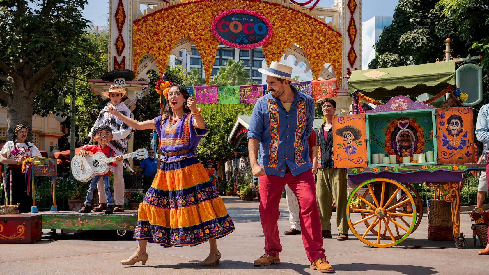 Una escena del espectáculo en vivo Narradores de Plaza de la Familia Celebrate The Musical World of Coco en Paradise Gardens, en Disney California Adventure Park