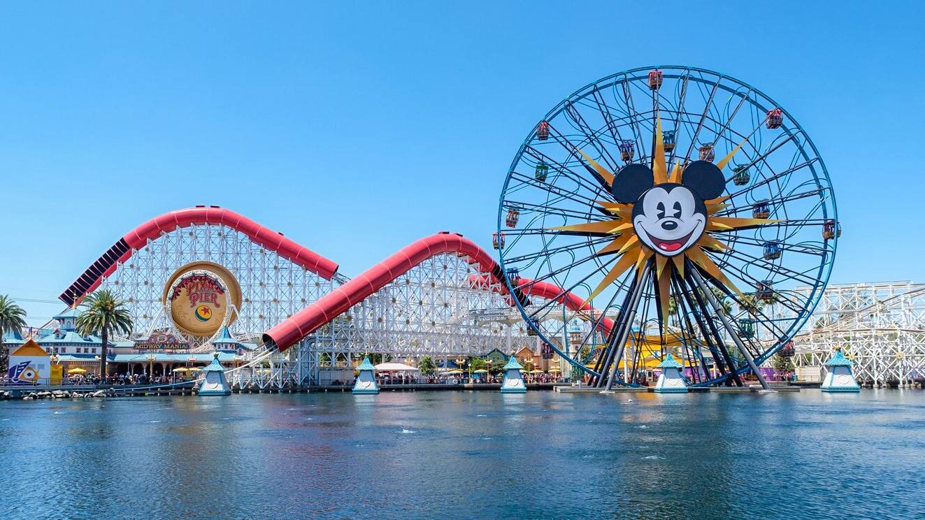 Pixar Pier y Pixar-Pal-A-Round con Mickey Mouse