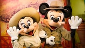 穿着经典服装的米奇老鼠（Mickey Mouse）和米妮老鼠（Minnie Mouse）