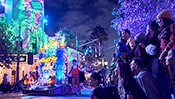 「ハロウィーン・タイム・アット・ディズニーランド・リゾート」の期間中のフライトフリー・ファン・パレードを見ているゲスト