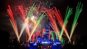 ホリデーシーズンの「ビリーブ・イン・ホリデー・マジック」で、ディズニーランド・パークの「眠れる森の美女の城」上空に花火が打ち上がる
