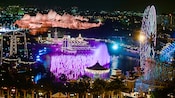 ワールド オブ カラー ショーでライトアップされたディズニー カリフォルニア アドベンチャー パークの夜景