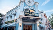 位于加州迪士尼主题乐园美国小镇大街（Main Street, U.S.A.）的 Plaza Point 商店外观。